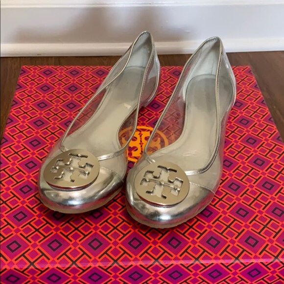 New Tory Burch Reva Audrey rare clear lucite silver logo medallion ballet flat - Picture 7 of 16